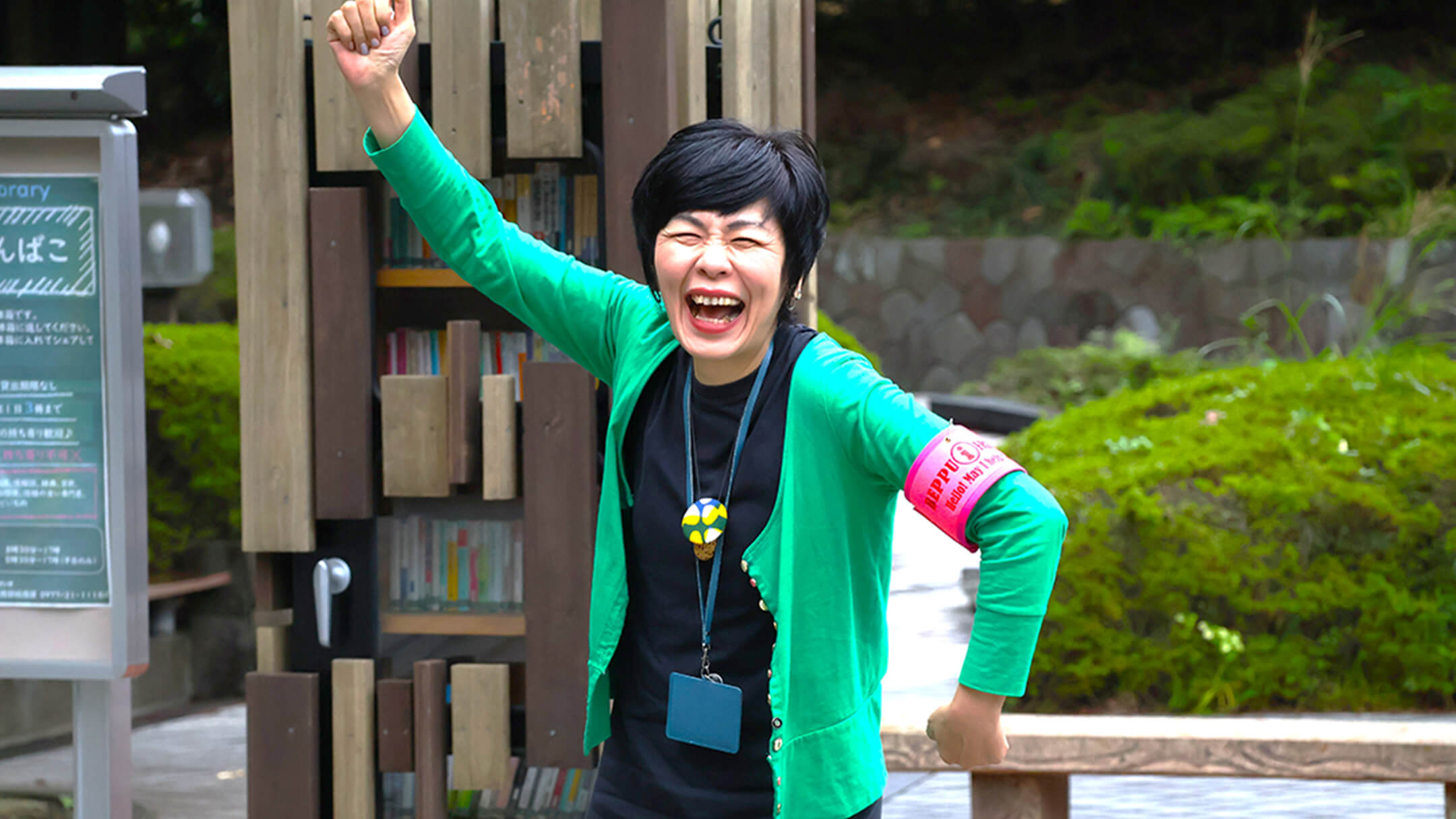 Abelia has a naturally cheerful personality and responds to interviews with a lively pose.