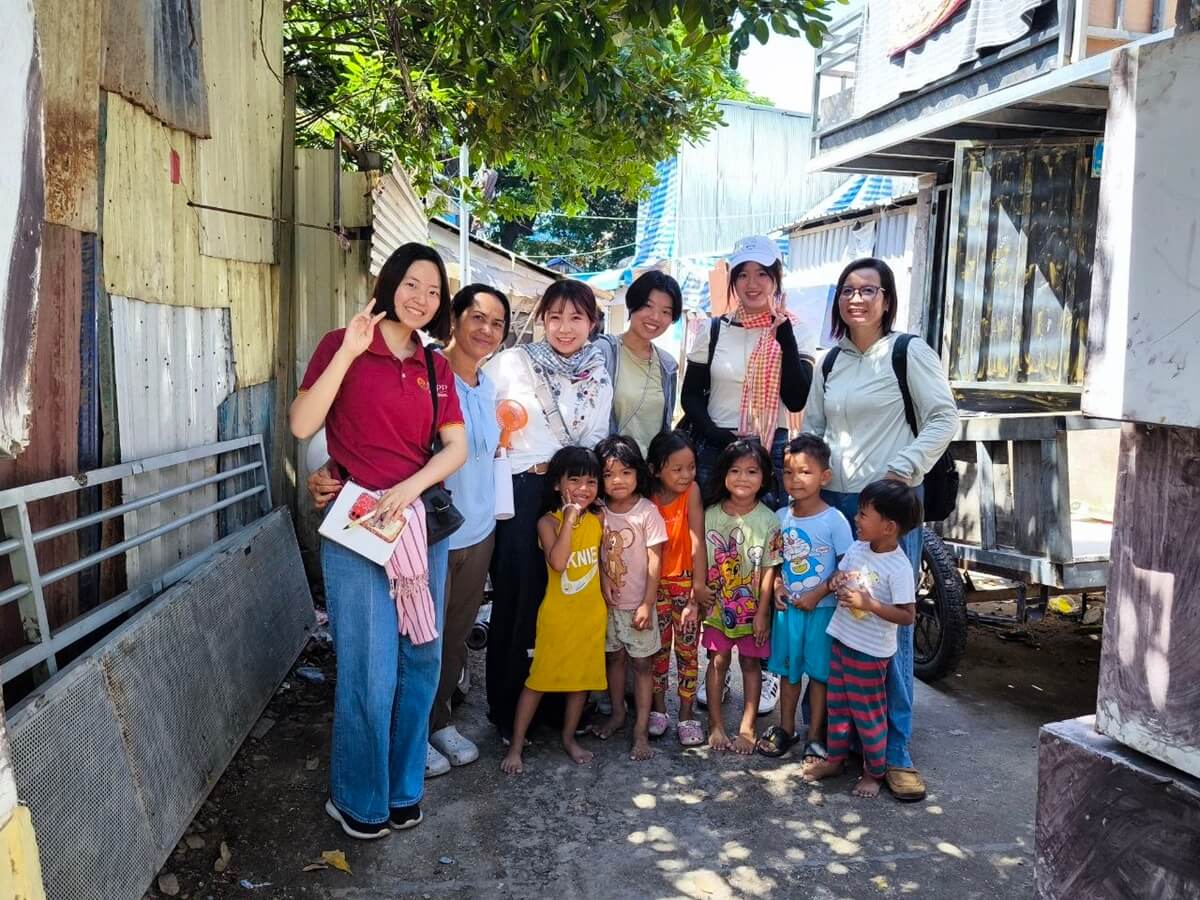 Interviewing residents as part of fieldwork (Phnom Penh, Cambodia)