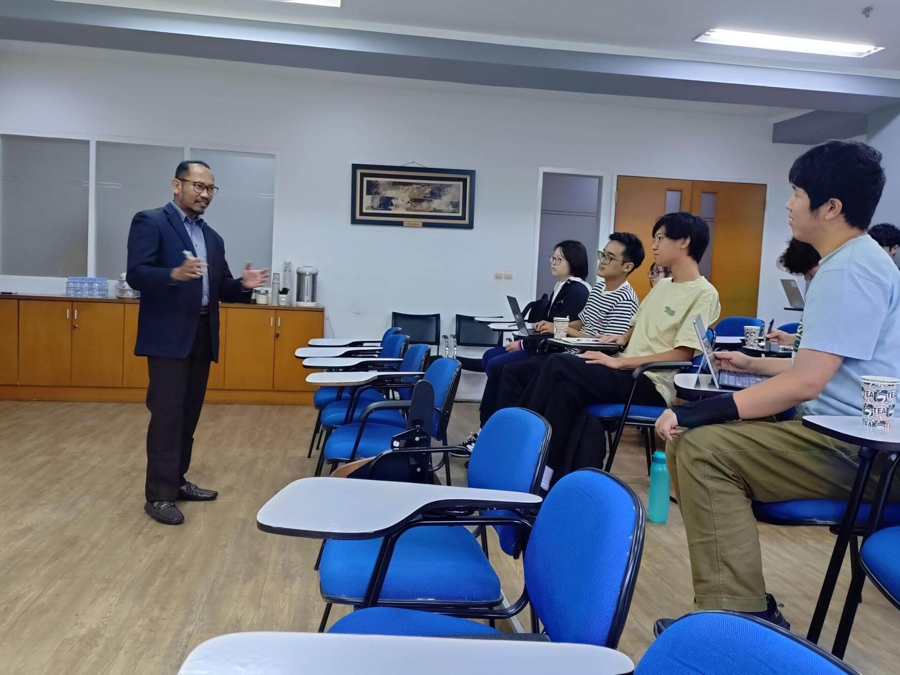Lecture scene at Universitas Indonesia (Jakarta, Indonesia)
