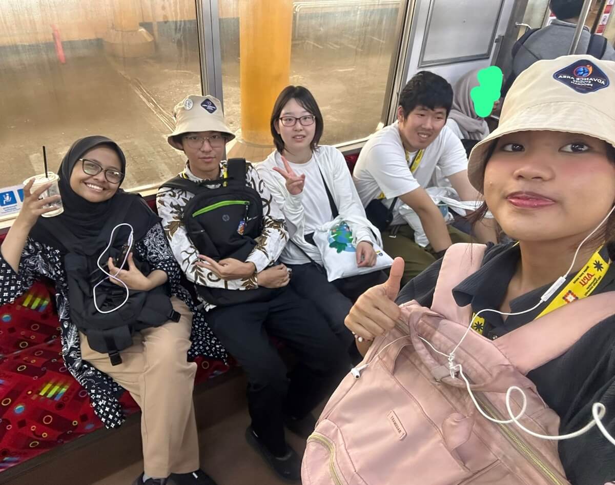 Heading out on a field trip with buddies from Universitas Indonesia (Jakarta, Indonesia)